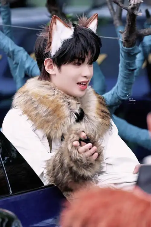 啊啊啊啊!上班暂停,可爱小猫我来rua黄明昊这个尾巴谁能忍得住!