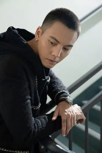 陈伟霆在橙红年代里的角色就挺硬汉的尤其是现在剃了寸头