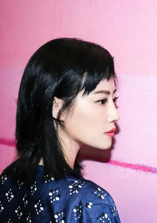 谭卓受邀出席活动穿长裙性感十足