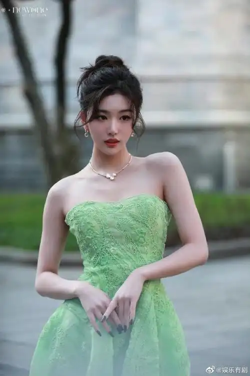孔雪儿绿色镂空纱裙造型##孔雪儿绿色抹胸裙造型