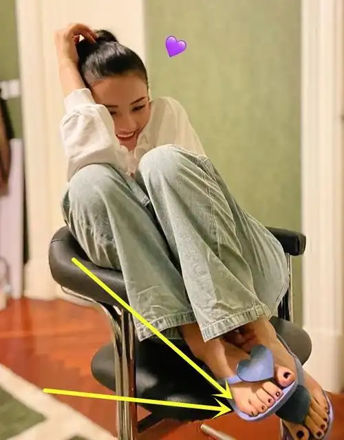 宋祖儿穿拖鞋拍照抱脚坐时被脚趾弯曲程度吓到女明星真不容易
