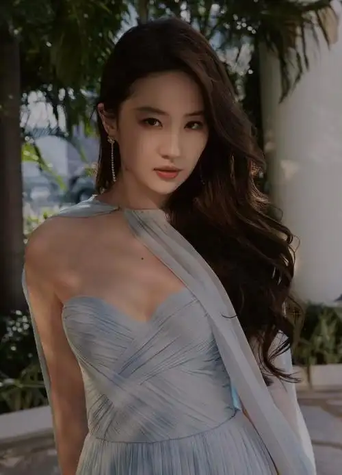 刘亦菲最新写真照曝光,蓝色抹胸长裙仙气飘飘