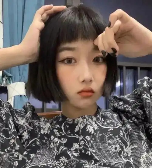 呆萌短刘海正流行 眉上刘海可盐可甜_刘海发型 - 美发站