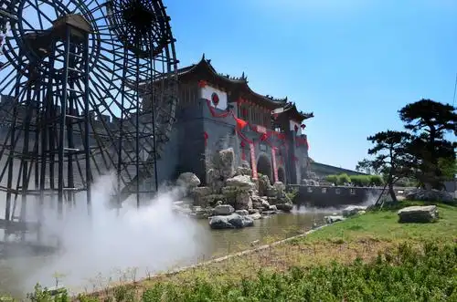 白鹿仓景区南部是碧波荡漾,翠竹摇曳,飞瀑流泉的鲸鱼沟风景区;中部是