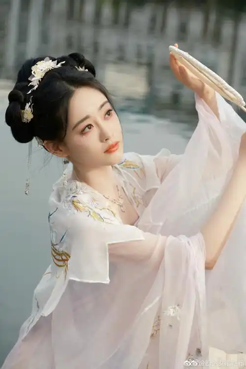 最新古风写真大片来了,浅色造型搭配精美别致的饰品好像仙女下凡,疯狂
