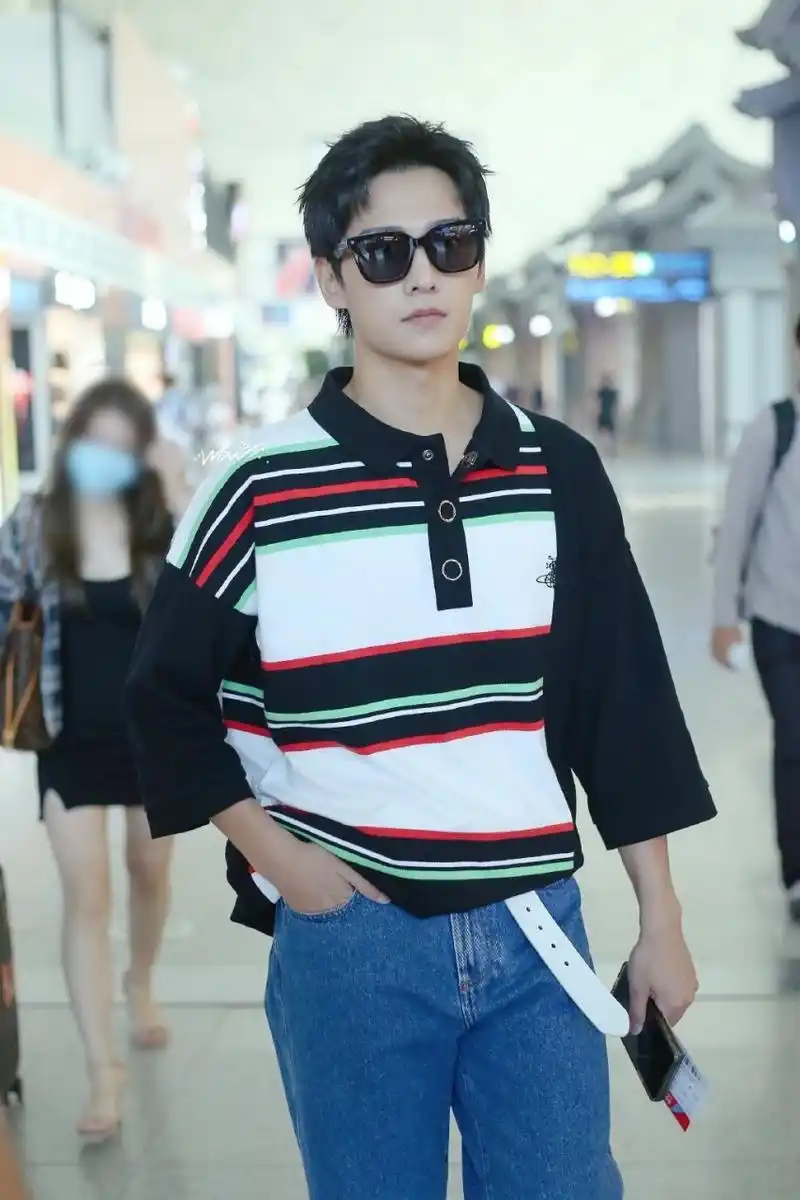 杨洋机场街拍,气场好a~[心]