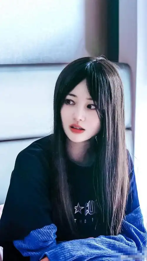 郑爽新剧曝光长发新造型清纯可爱回到颜值巅峰