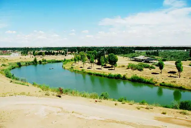 景点简介黄沙古渡是一处古老的黄河渡口,景区位于银川市兴庆区月牙湖