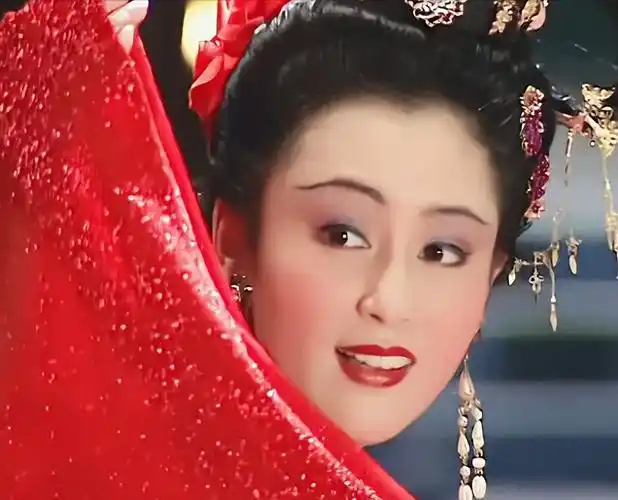 她一个回眸的眼神,就能让在场的男人我见犹怜,陈红演的貂蝉没有刻意