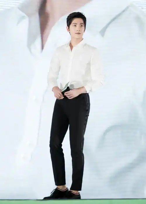 杨洋图片 杨洋简约清新写真图片