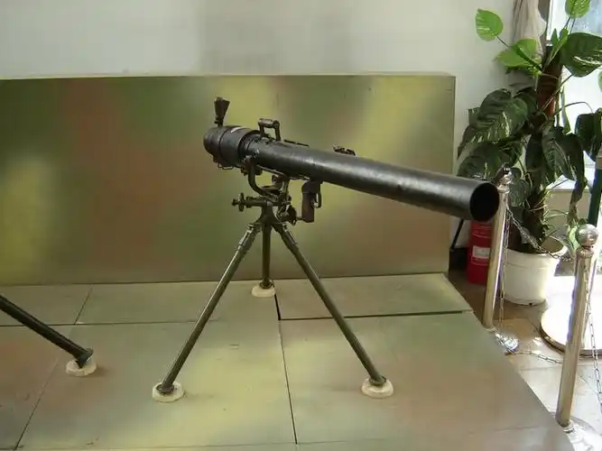 的65式82毫米无后坐力炮图中展示的是65式82毫米无后坐力炮使用的炮弹