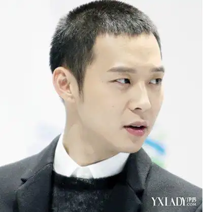 色调匀称,顶部略长的短发轧剪成都市平形,根据顶部头发长度,平头对于