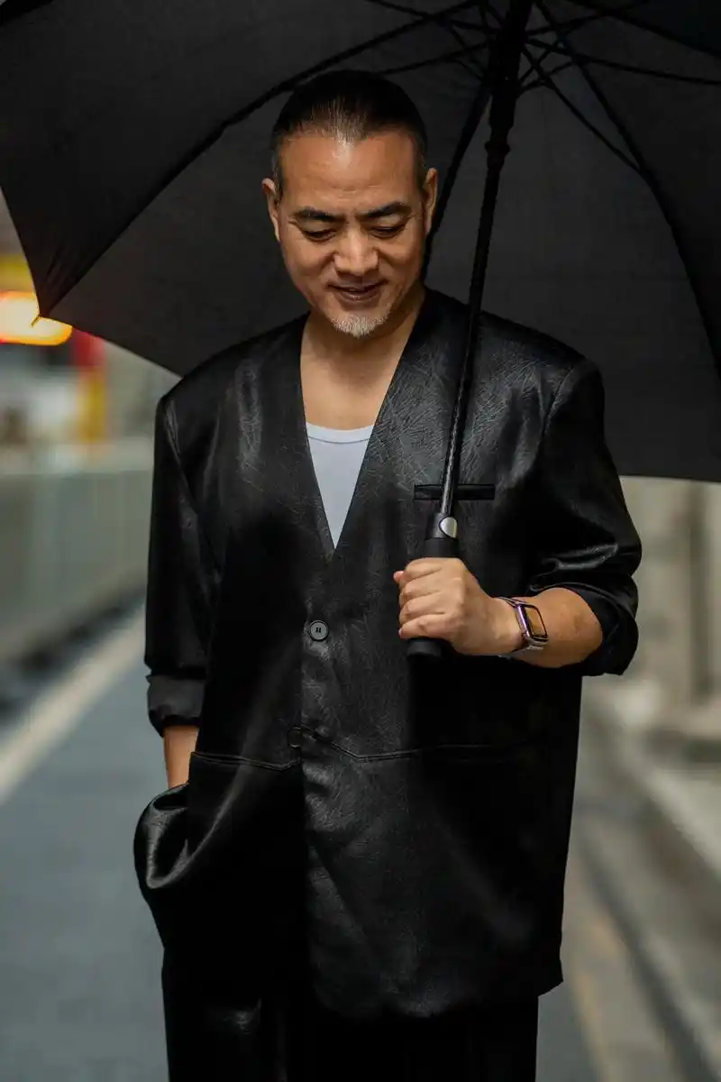 无论何时何地.把自己活成一道光#叔圈 #雅痞 #治愈性笑容 - 抖音