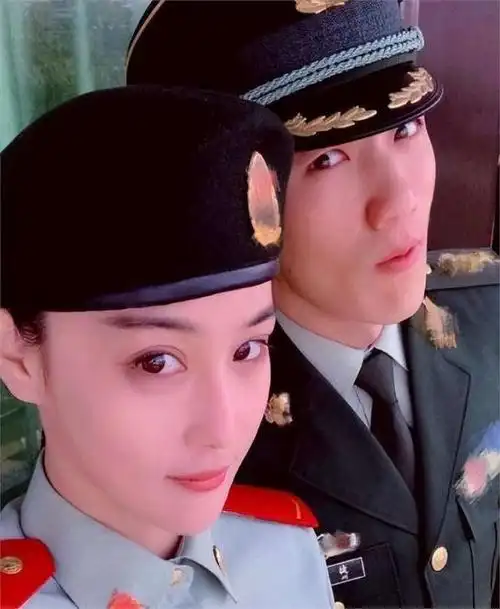 张馨予与老公甜蜜出游,何捷掌镜给爱妻拍美照,夫妻低调的秀恩爱