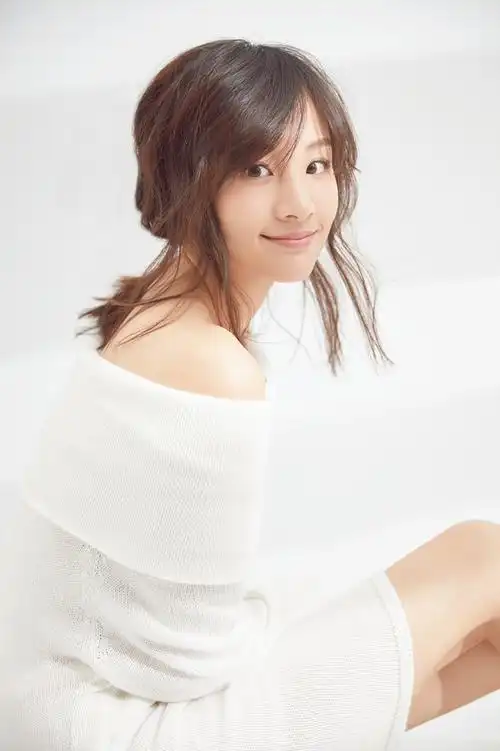 章龄之纯白写真曝光温婉甜美锁骨迷人