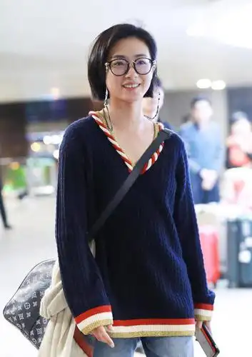 一头清爽短发的万茜现身机场,相当的低调,素颜带着一副黑色的框的眼镜