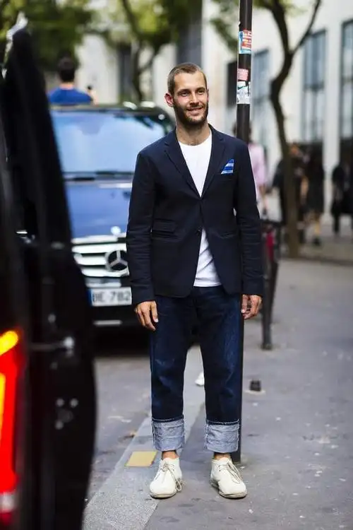 西裤搭配什么衣服好看,西裤配什么上衣(穿好了让气质真的很加分)