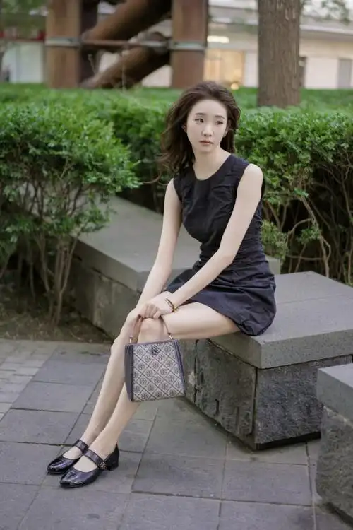 演员@张艺凡手提#toryburch2024早秋系列#t monogram mcgraw变形水桶