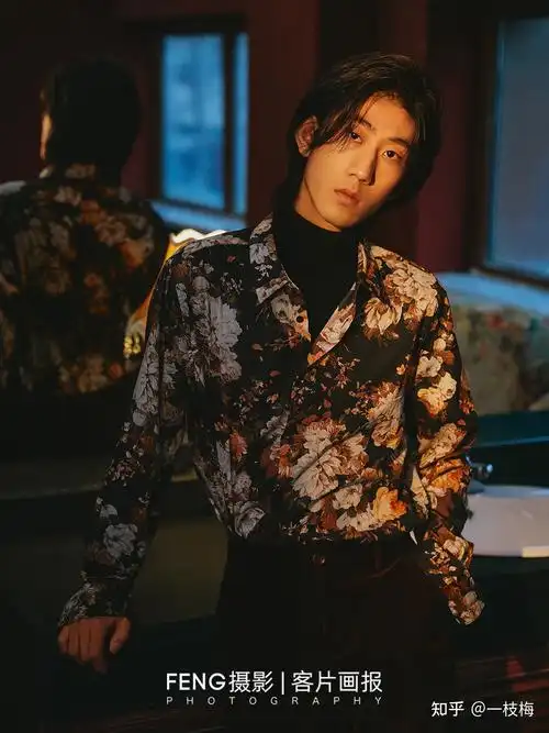 一头长发搭配的服装也是富有港风复古气质的背景是复古色调痞帅痞帅的