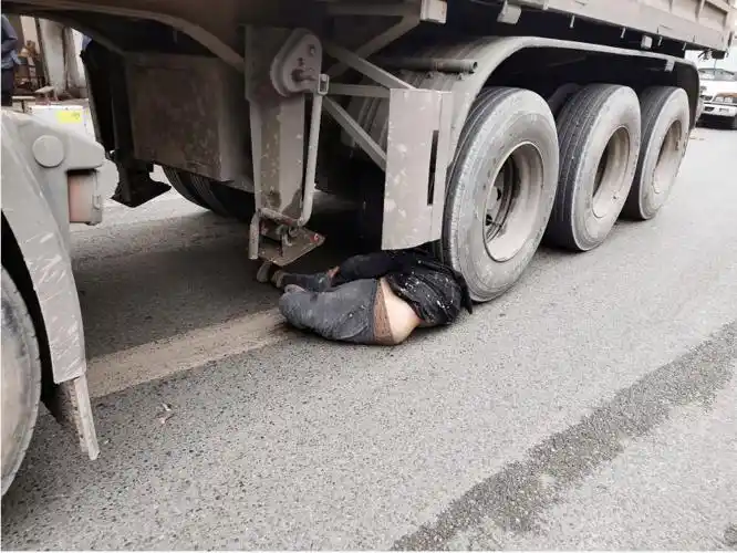 高县一两轮车主被大碾压._车祸