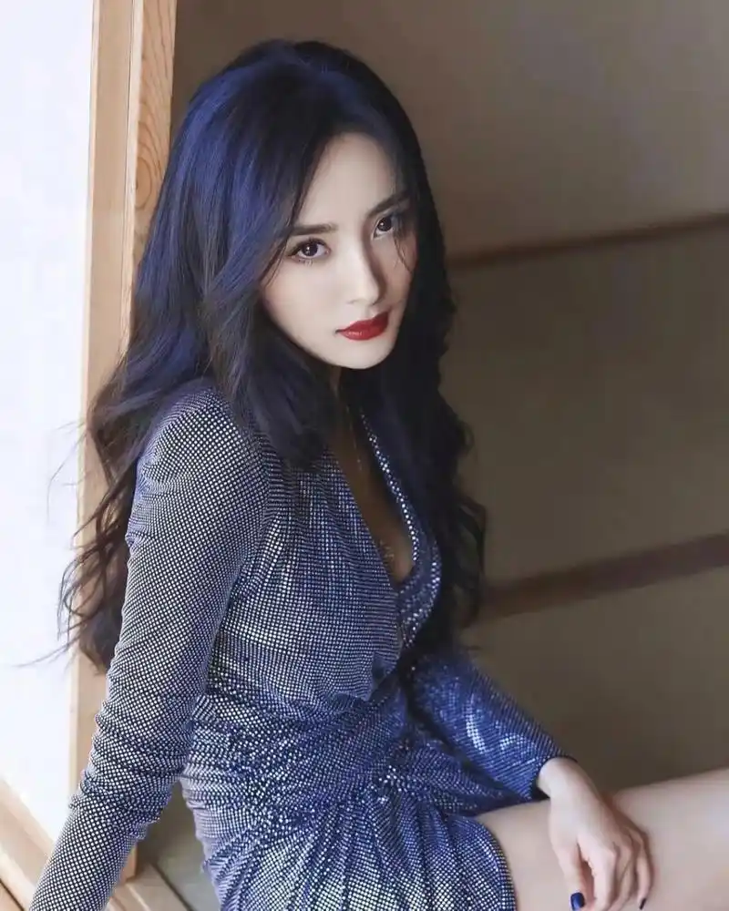 37岁杨幂身材绝了!大长腿白皙迷人超性感