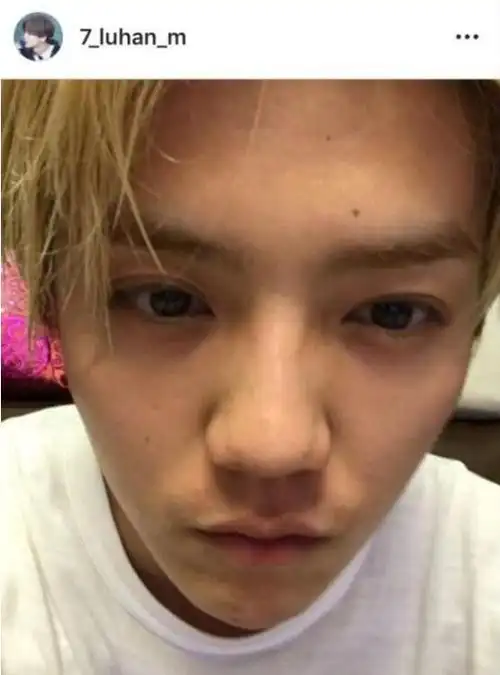 鹿晗最近爱上了po素颜照皮肤白皙水嫩还有点小胡渣也是real真实