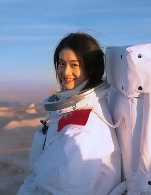 张雪迎太空服造型