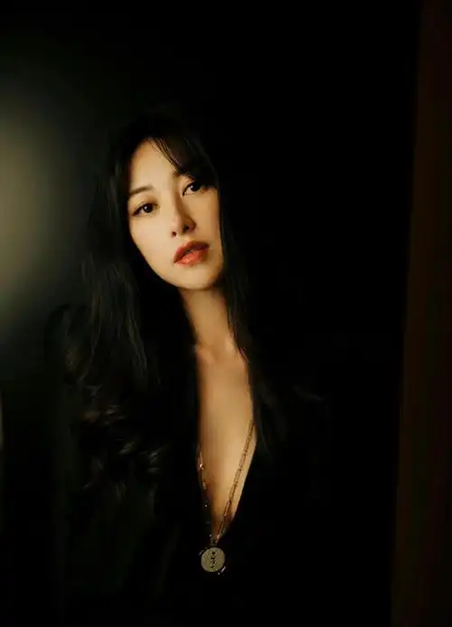 朱珠美而不俗,身材雅致玲珑,让人一眼万年,不愧是知性优雅女神_网易