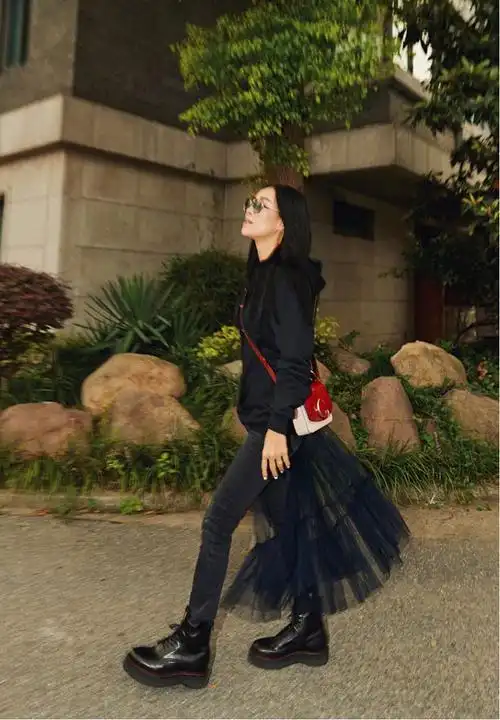 那英太可了一身蓝色穿搭一般人hold不住她却美出新高度