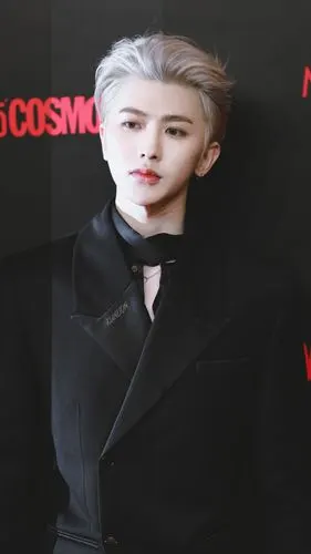 蔡徐坤银发背头