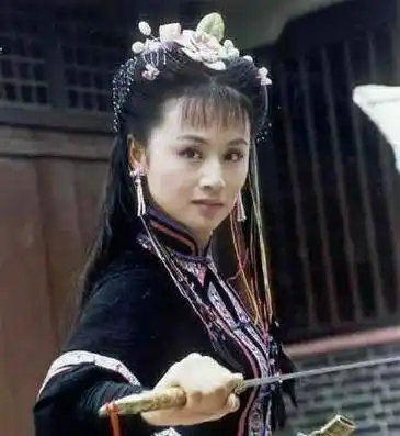 小时候看过好多她的剧,还记得《九岁县太爷》,曹颖给小曹骏做老婆,可