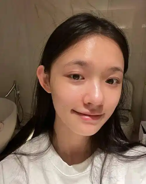 素颜路人甲27岁星女郎林允原相机怼脸自拍显倦态