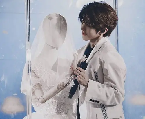 原创蔡徐坤穿白色西装与婚纱玩偶共舞粉丝我羡慕那个玩偶啊