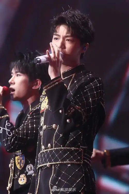 组图:tfboys四周年演唱会举行 三小只造型酷帅热舞激情