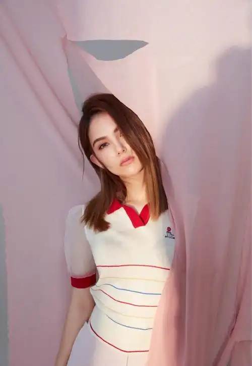 打开凤凰新闻,查看更多高清图片温柔风格的妆容与昆凌原本立体的五官