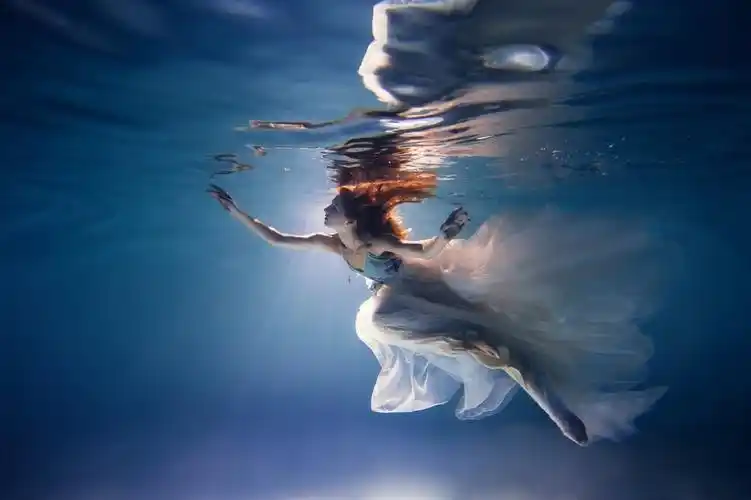 梦幻唯美的水下人像写真要怎么拍水下人像摄影实拍技法