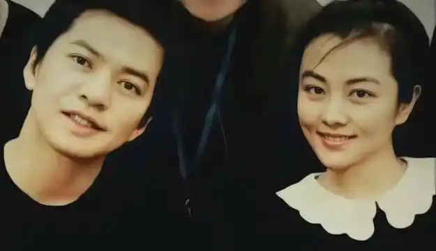 李健老婆正脸曝光!素颜出镜皮肤白皙宛如少女,网友:不输女明星