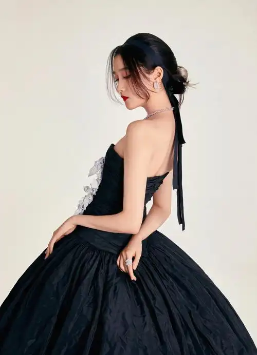 关晓彤 上影节造型