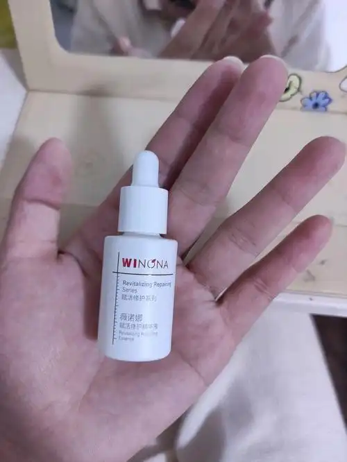 新品复活修复精华液试用装,小小一瓶很q,这个滴管感觉不太行,吸不上来