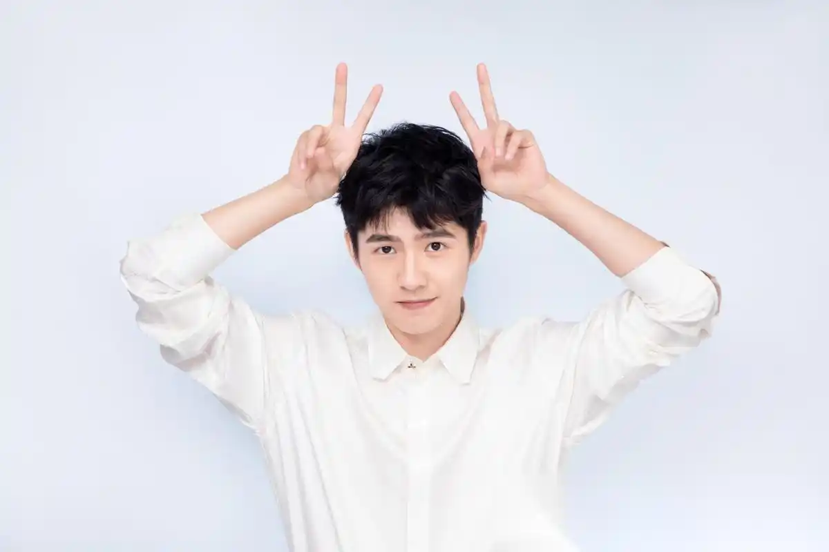 刘昊然是《唐人街探案》里的天才少年侦探秦风,是《妖猫传》里的单纯