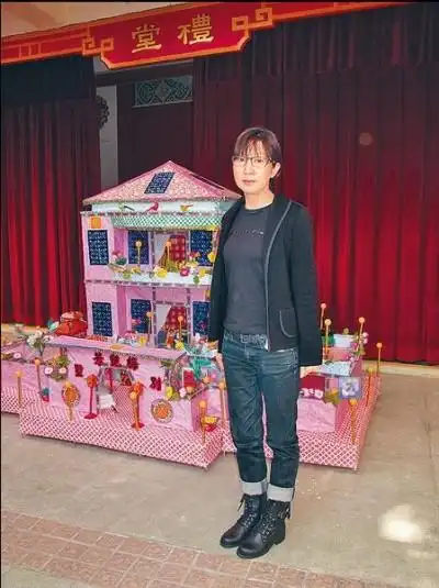 粉丝烧巨型别墅等纸扎品悼念梅艳芳图