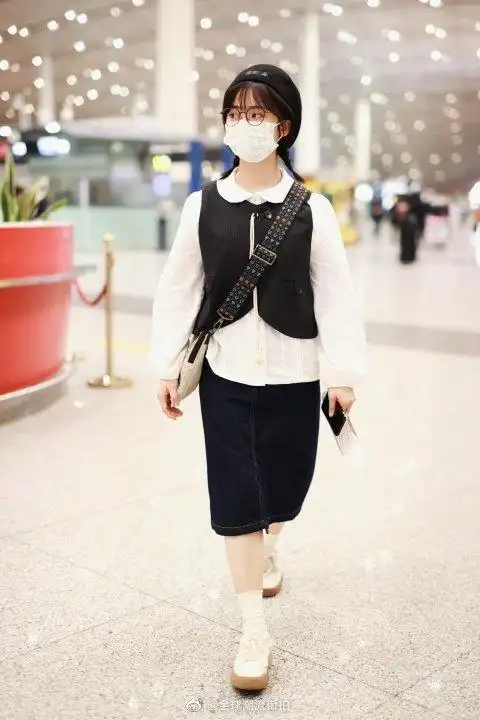 沈月私服更新偏甜美系的穿搭娃娃领贝雷帽可爱值满分