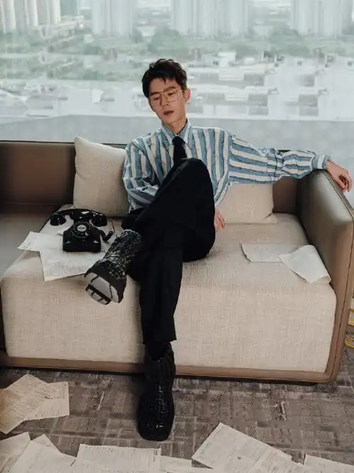 就刷到了刘昊然参加elle风尚大典的帅照条纹衬衫 西服裤 皮鞋 领带