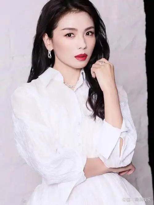 忠于初心向阳而生刘涛获微博之夜年度实力演员荣誉