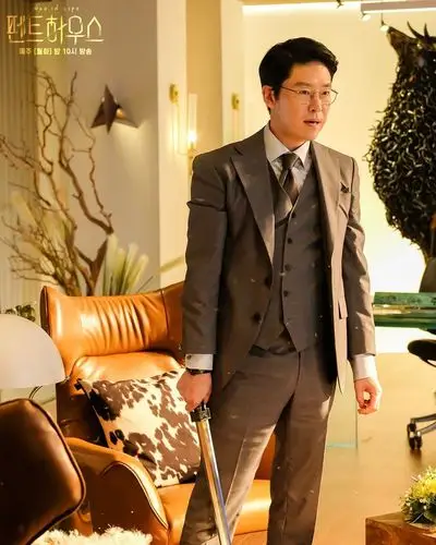 严基俊顶楼剧照图片