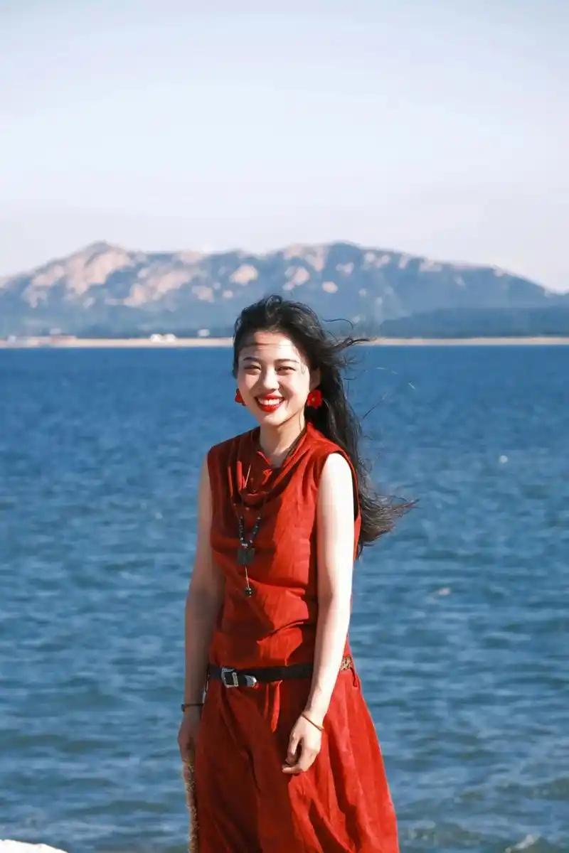 两个人坐在海边不约而同想到一起