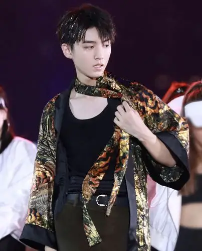 王俊凯周年演唱会唱跳solo 展露舞台王者风范