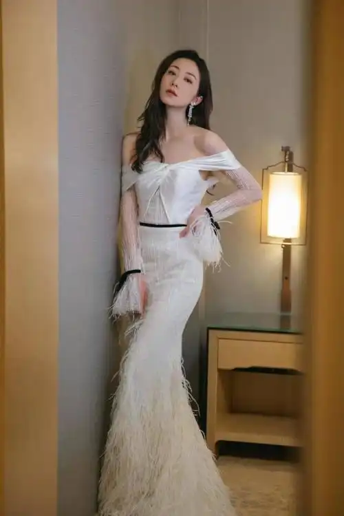 韩雪生活自律身材更好!一袭白色连衣裙温婉迷人,没有一丝赘肉