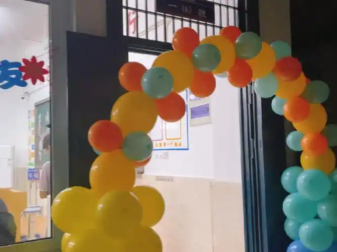 彩虹门一年级班级教室气球布置