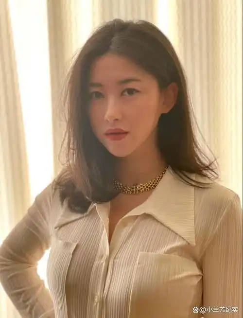 2019年,朱珠因在《精英律师》中饰演女秘书栗娜而走红.